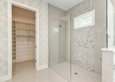 Cat Claw Owners Bath and Walk-in
